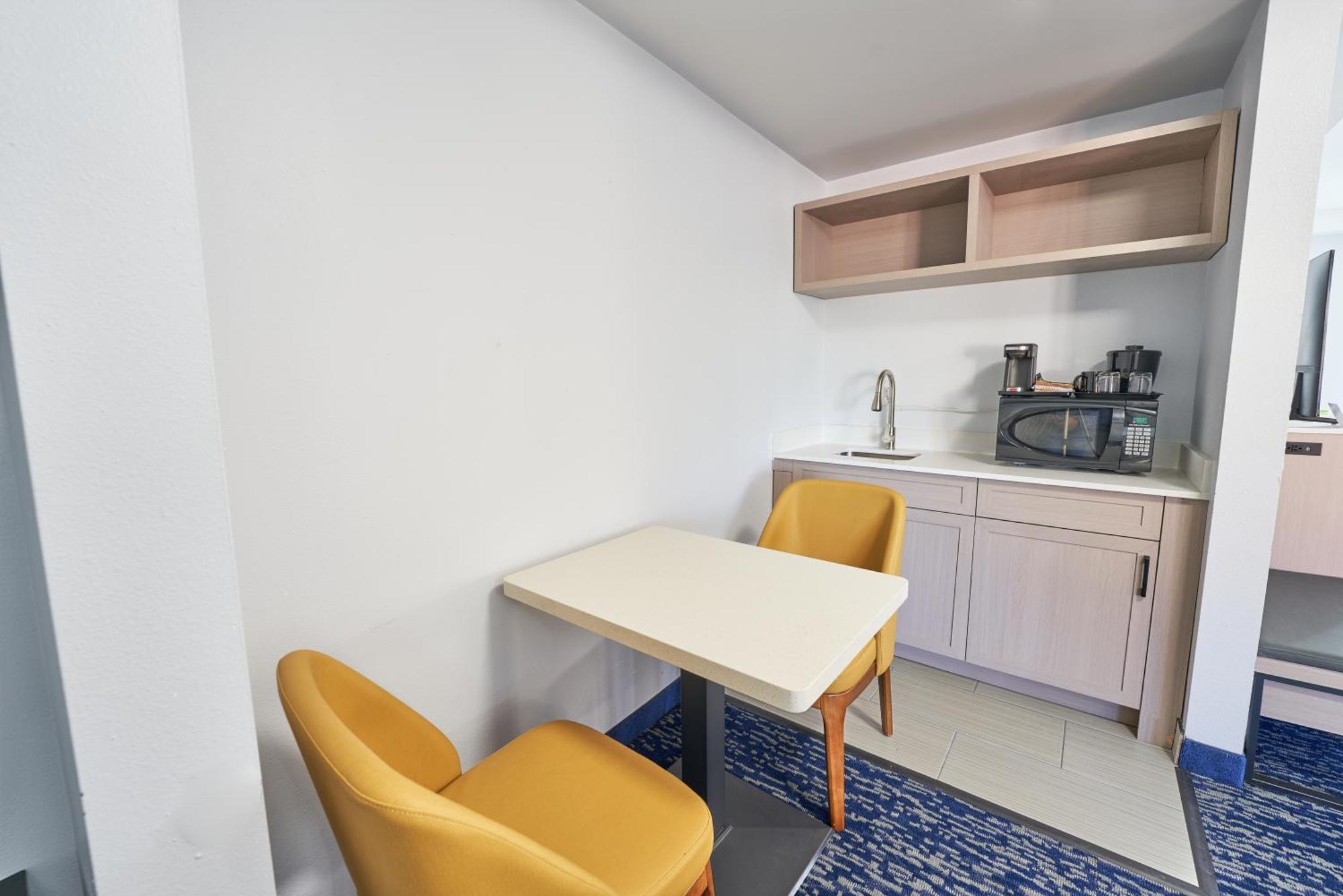 All Seasons Inn & Suites Борн Екстер'єр фото